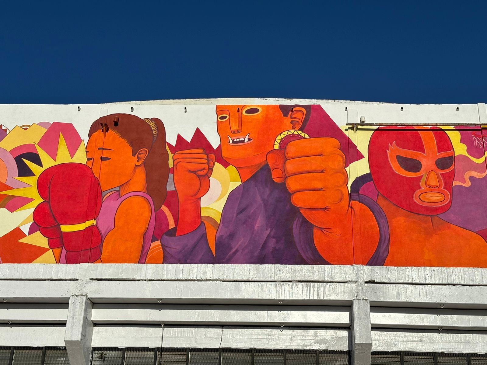 La pintura representa la identidad juarense, con su historia, fauna y lugar en el deporte, como cuna de campeones en el boxeo, basquetbol y lucha libre