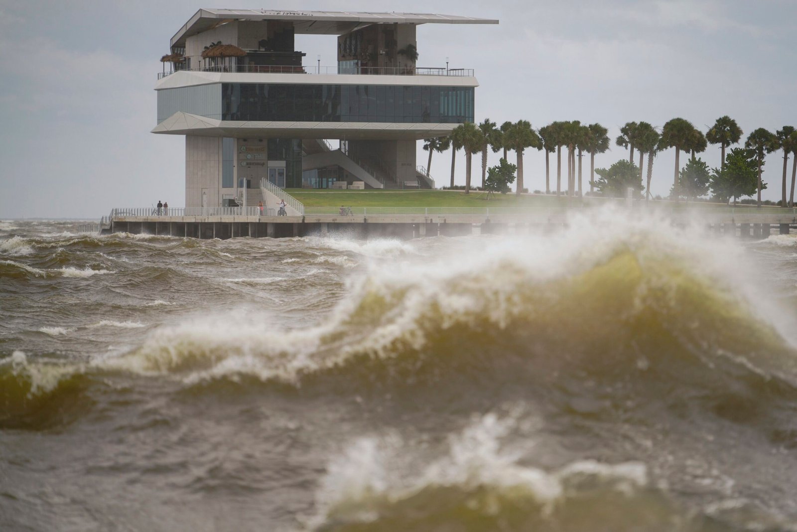 Intensas olas circundan el embarcadero St. Pete mientras el huracán Helene pasa al oeste de Tampa Bay, en St. Petersburg, Florida. (Martha Asencio-Rhine/Tampa Bay Times vía AP)