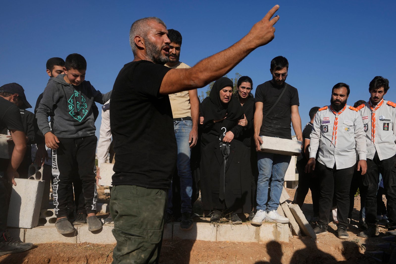 Dolientes sepultan los cuerpos de sus familiares, muertos en ataques aéreos israelíes en el poblado de Karak, en el valle de Bekaa, este de Líbano, el viernes 27 de septiembre de 2024. (AP Foto/Hassan Ammar)