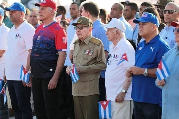 1777645804-raul-castro-preside-acto-politico-primero-mayo-frente-embajada-eeuu-habana