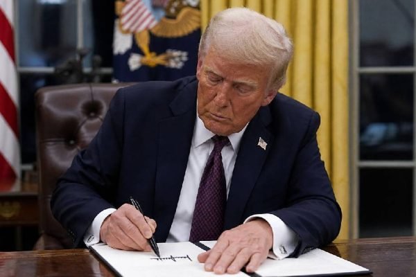 1777656664-trump-firma-nueva-orden-ejecutiva-contra-dictadura-cuba-segun-reuters