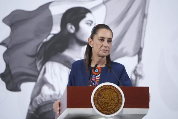 Cuauhtémoc, Ciudad de México. 17 de noviembre 2025. La presidenta constitucional de los Estados Unidos Mexicanos, la Doctora Claudia Sheinbaum Pardo en conferencia de prensa matutina en el salón de la Tesorería de Palacio Nacional. La acompañan: Iván Escalante, Procurador Federal del Consumidor (Profeco); Ariadna Montiel, secretaria de Bienestar. ; Mario Delgado Carrillo, secretario de Educación Pública; Marath Bolaños López, secretario del Trabajo y Previsión Social; Pamela López, Directora de la Escuela es Nuestra; Julio César León Trujillo, coordinador nacional de becas para el Bienestar y Diana Aurora Correa, subdirectora de Diseño Digital y Medios Sociales en la Unidad de Memoria Histórica.   Foto: Hazel Cárdenas/Presidencia
