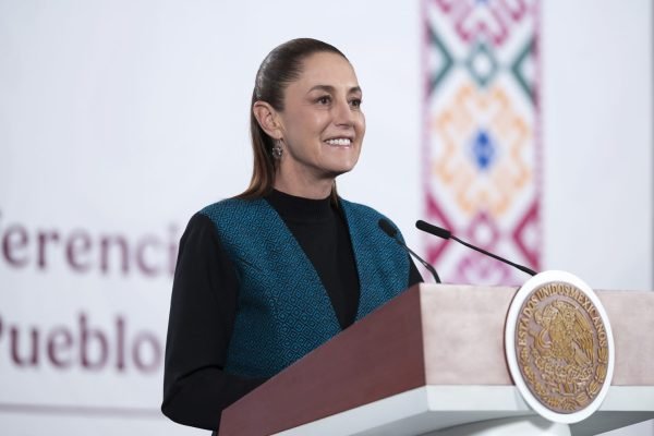 Cuauhtémoc, Ciudad de México. 3 de marzo 2026. La presidenta constitucional de los Estados Unidos Mexicanos, la Doctora Claudia Sheinbaum Pardo en conferencia de prensa matutina en el salón de la Tesorería de Palacio Nacional. La acompañan: David Kershenobich, secretario de salud; Zoé Alejandro Robledo Aburto, director general del Instituto Mexicano del Seguro Social (IMSS); Martí Batres Guadarrama, director general del Instituto de Seguridad y Servicios Sociales de los Trabajadores del Estado (ISSSTE); Alejandro Svarch Pérez, director general de IMSS-Bienestar; Ariadna Montiel, secretaria de Bienestar; Bebeto; Rommel Pacheco Marrufo, director general de la Comisión Nacional de Cultura Física y Deporte (Conade); Gabriela Cuevas Barrón, Representante de México para la Copa Mundial FIFA 2026.  Foto: Saúl López Escorcia/Presidencia