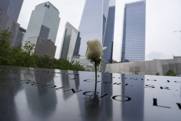 AME3801. NUEVA YORK (ESTADOS UNIDOS), 05/09/2026.- Fotografía del 31 de agosto de 2026 que muestra una flor puesta en el Monumento y Museo Nacional del 11 de Septiembre en Nueva York (Estados Unidos). EFE/Ángel Colmenares