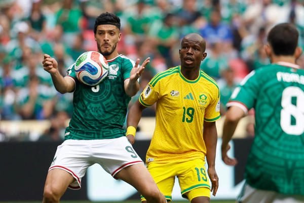 GR4261. CIUDAD DE MÉXICO (MÉXICO), 11/06/2026.- Raúl Jiménez (i) de México disputa un balón con Nkosinathi Sibisi de Sudáfrica este jueves, durante un partido del grupo A del Mundial de la FIFA 2026 entre México y Sudáfrica en el estadio Ciudad de México (México). EFE/ Sashenka Gutiérrez