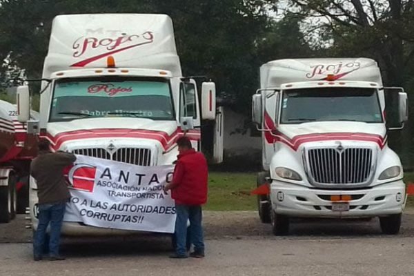 MÉXICO, 05FEBRERO2024.- Transportistas pertenecientes a la ANTAC se manifestaron en diversas casetas del país para exigir al gobierno seguridad en las carreteras ya que denuncian se han incrementando los asaltos al transporte de carga, los inconformes solo se colocaron a lado de las vialidades sin cerrar la circulación, por la tarde se conoció que la Secretaría de Gobernación les envío una propuesta de seguridad a sus demandas. FOTO: ANTAC/CUARTOSCURO.COM