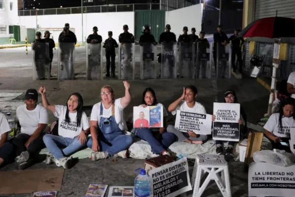 Familiares-de-presos-politicos-iniciaron-una-huelga-de-hambre-frente-a-una-comisaria-en-Caracas.-Foto-Reuters