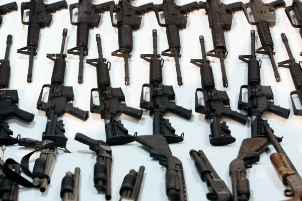 Mexico-Guns-sit-on-display-Arsenal-seized-Gulf-Cartel-Nov-2008-AP_081107022709-A2-1