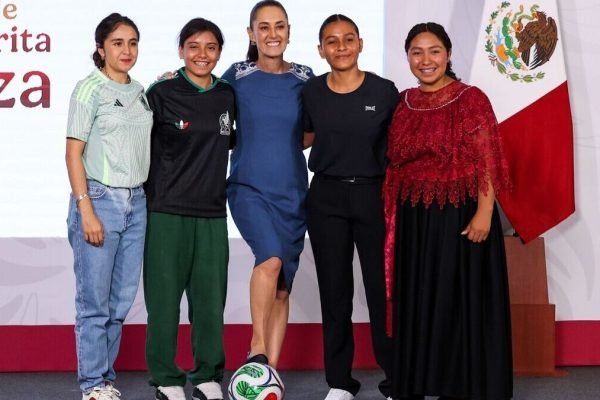 CIUDAD DE MÉXICO, 29MAYO2026.- Las ganadoras: Brianna Ameli Medina, Karla Itzel Peña, la presidenta Claudia Sheinbaum Pardo y las otras ganadoras Yolett Cervantes y Maira Yaretzi Díaz García durante la conferencia Mañanera del Pueblo en la que se entregaron los boletos del concurso de dominadas a nivel nacional para poder asistir a un partido del Mundial 2026. 
FOTO: GALO CAÑAS/CUARTOSCURO.COM
