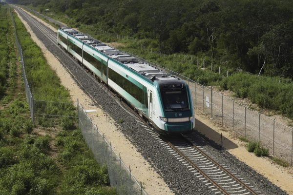 El tren inaugural con el presidente Andrés Manuel López Obrador a bordo pasa cerca de Chocholá, estado de Quintana Roo, México, el viernes 15 de diciembre de 2023.  (AP Foto/Martín Zetina)
