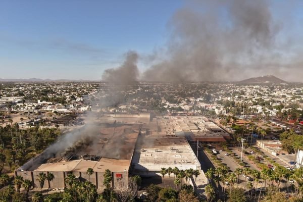 incendio-en-plaza-fiesta-las-palmas-los-mochis-sinaloa