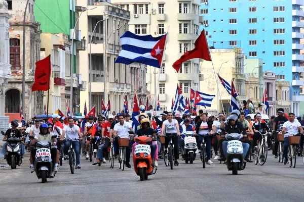 miles-de-jovenes-cubanos-participan-en-protesta-contra-el-bloqueo-de-eu_2d3726f3-8848-4dcb-bffb-a88442803b71_medialjnimgndimagefullsize