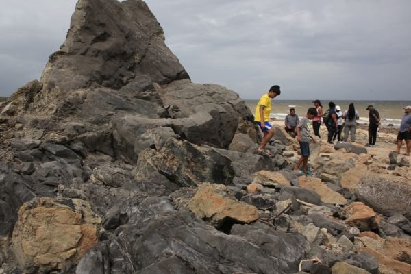 ninos-caminando-roca-sumergida-forma