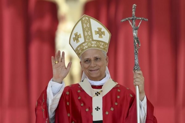 VATICAN CITY (Vatican City State (Holy See)), 08/06/2025.- A handout photo made available by the Vatican Media shows Pope Leo XIV leads the Holy Mass on the Solemnity of Pentecost on the occasion of the Jubilee of Ecclesial Movements, Associations and New Communities, in Vatican City, 08 June 2025. (Papa) EFE/EPA/VATICAN MEDIA HANDOUT HANDOUT EDITORIAL USE ONLY/NO SALES