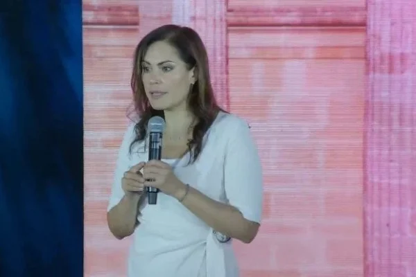 photo-4983495268913318692-x-YJndGjbeW