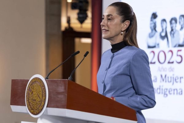Cuauhtémoc, Ciudad de México. 22 de septiembre 2025. La presidenta constitucional de los Estados Unidos Mexicanos, la Doctora Claudia Sheinbaum Pardo en conferencia de prensa matutina en el salón de la Tesorería de Palacio Nacional. La acompañan: Rosa Icela Rodríguez Velázquez, secretaria de Gobernación; Pablo Gómez comisionado presidente de la Comisión Presidencial para la Reforma Electoral; Iván Escalante, Procurador Federal del Consumidor; Ernestina Godoy Ramos, consejera jurídica del Ejecutivo Federal; Arturo Zaldívar, coordinador de Política y Gobierno; Lázaro Cárdenas Batel, Jefe de la Oficina de la Presidencia; Jesús Ramírez Cuevas, coordinador de asesores de la Presidencia de la República; Diana Aurora Correa, subdirectora de Diseño Digital y Medios Sociales en la Unidad de Memoria Histórica. Foto: Juan Carlos Buenrostro/Presidencia
