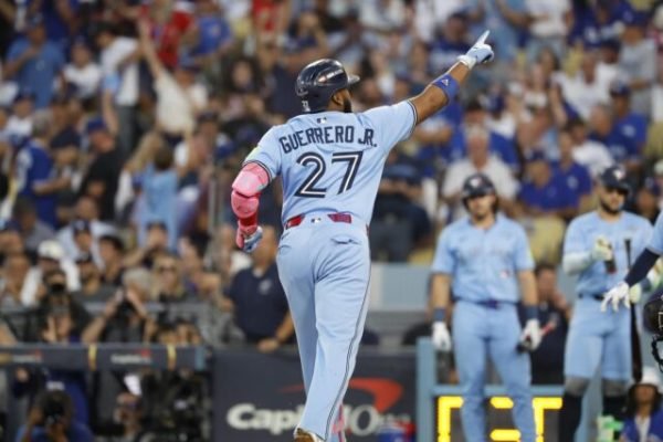 2-6. Los Azulejos dejan todo igual Vladimir Guerrero, primera base de los Azulejos de Toronto, saluda a la afición tras conectar un jonrón en el cuarto juego de la Serie Mundial que este martes ha quedado 2-2. EFE/EPA/CAROLINE BREHMAN
