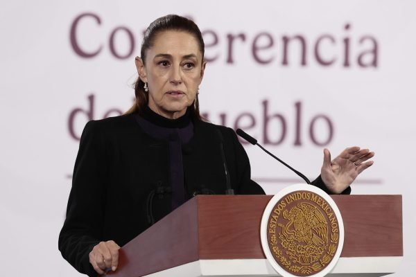 MEX5177. CIUDAD DE MÉXICO (MÉXICO), 23/02/2026.- La presidenta de México, Claudia Sheinbaum, habla en una rueda de prensa este lunes, en Palacio Nacional de la Ciudad de México (México). Sheinbaum aseguró que "el día de hoy" se registra más tranquilidad tras los hechos violentos registrados el domingo en gran parte del país, luego de la muerte en un operativo militar de Nemesio Oseguera Cervantes, alias El Mencho, líder del Cártel Jalisco Nueva Generación (CJNG). EFE/José Méndez