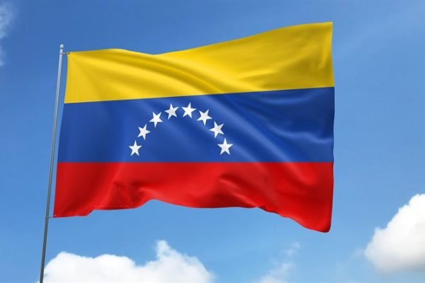 thumb2-venezuela-flag-on-flagpole-4k-south-american-countries-blue-sky-flag-of-venezuela