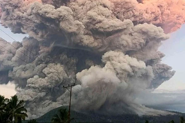 video-impresionate-eruopcion-volcan-alerta-maxima-lewotobi-laki-laki